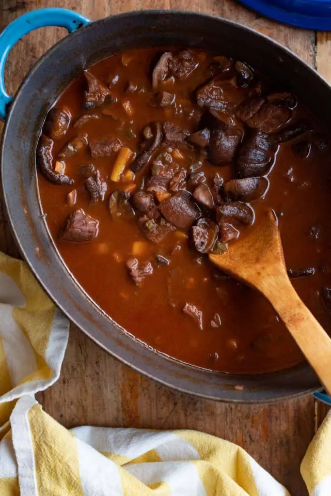 olla con estofado de res dentro