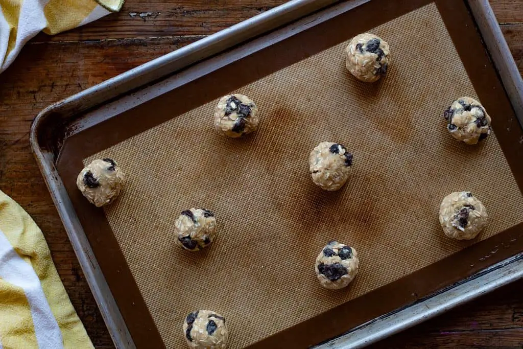 galletas de avena crudas en una charola para horno