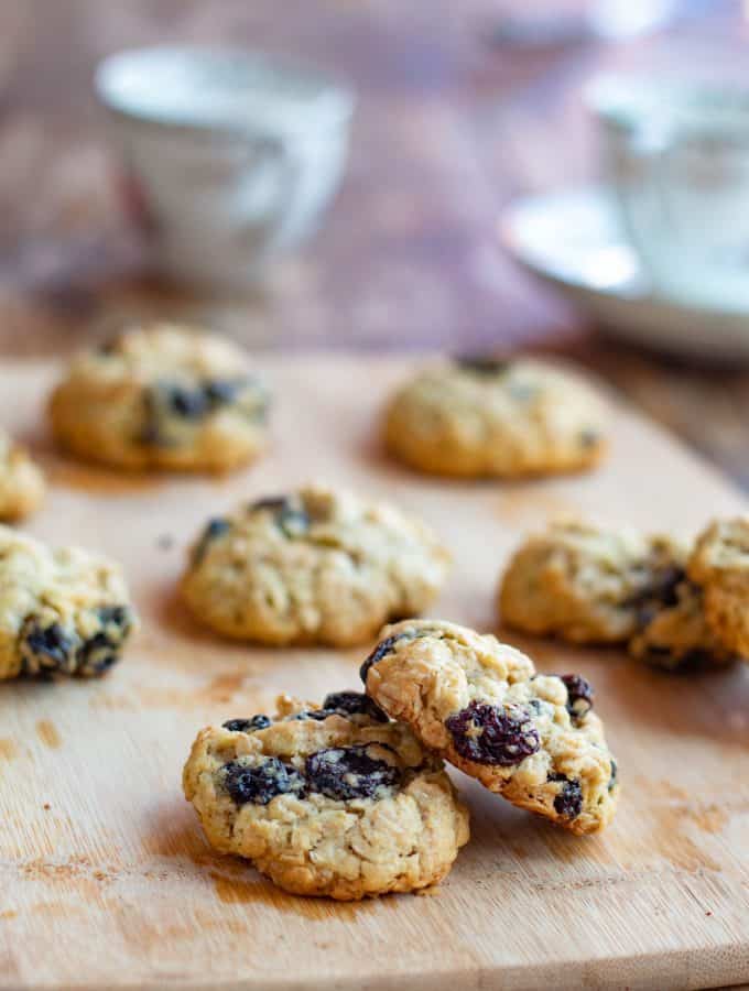 galletas de avena con pasas en un tabla