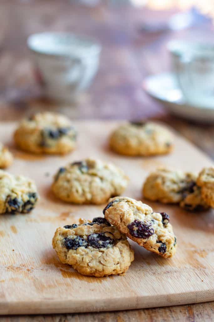 galletas de avena con pasas en un tabla