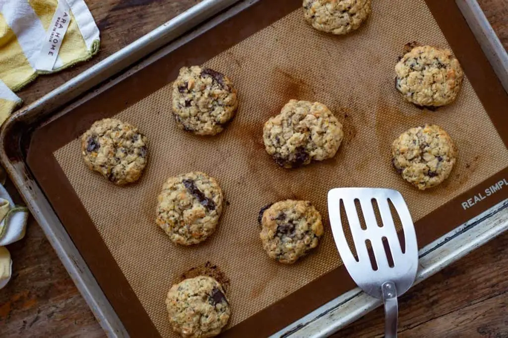 galletas de avena con pasas en una charola para horno