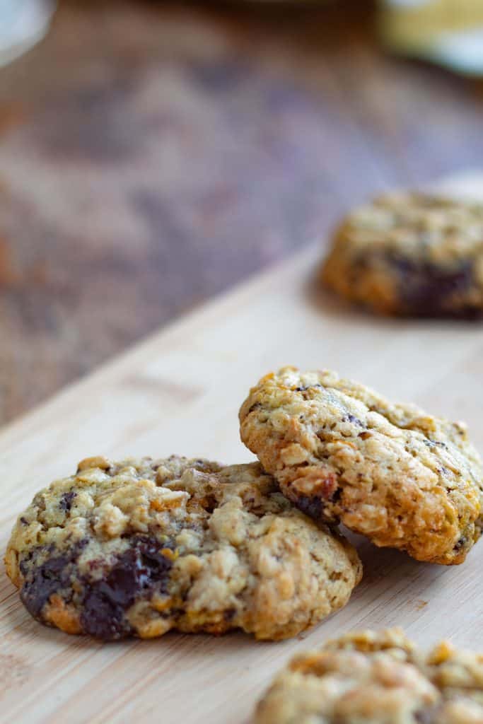 galletas de avena con pasas en un tabla