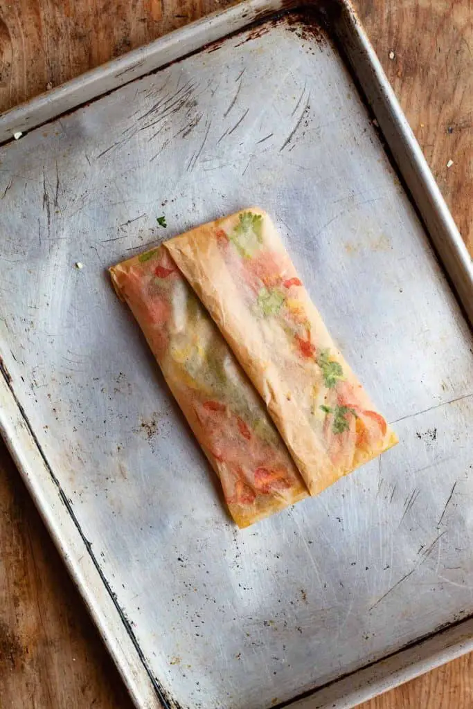 pescado empapelado en una charola para el horno