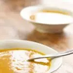 Crema de zanahoria servida en un plato hondo