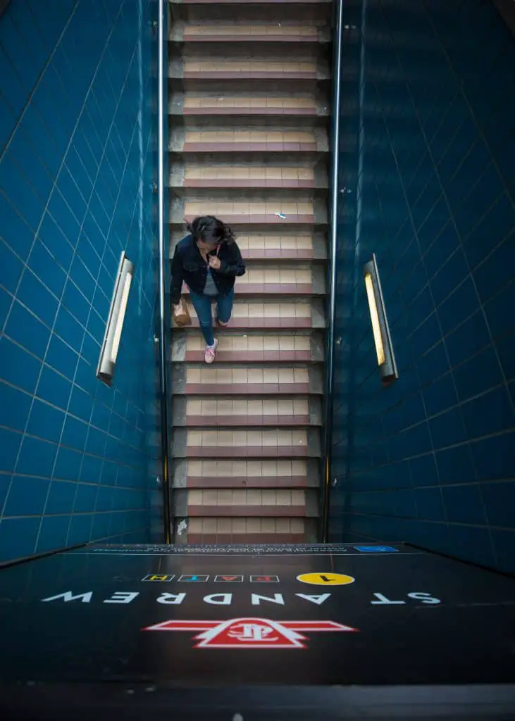 mujer bajando escaleras