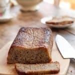 pan de plátano sin harina en una tabla, una rebanada cortada.