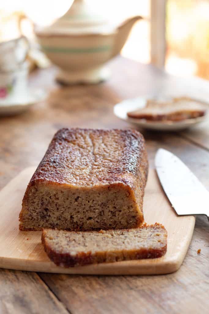 pan de plátano sin harina en una tabla, una rebanada cortada.