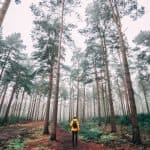 hombre caminando en el bosque