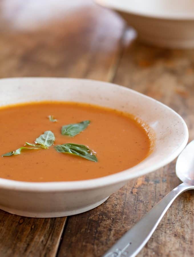 sopa de tomate servida en un plato hondo