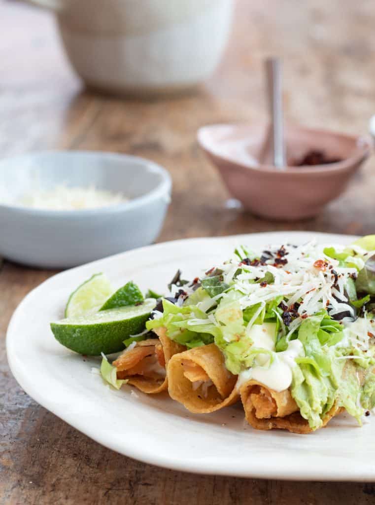 tacos dorados servidos en un plato