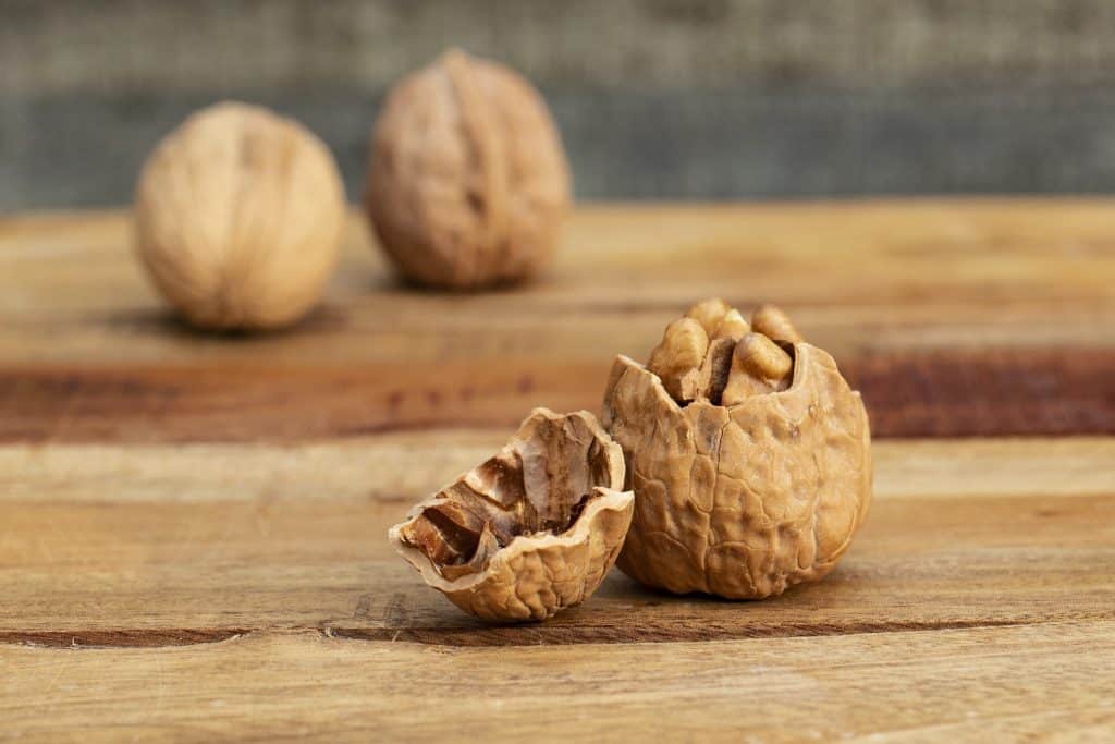 nueces en una tabla