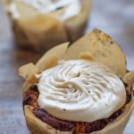 cupcakes de platano sobre una mesa de madera