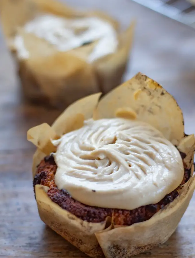 cupcakes de platano sobre una mesa de madera