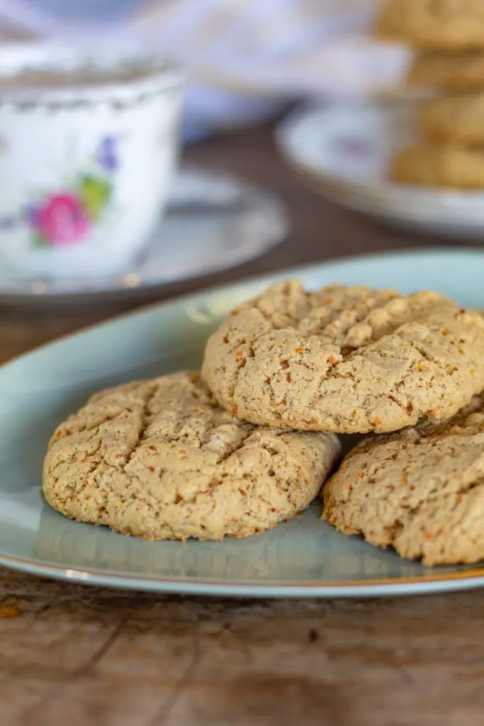 Galletas sin harina aplidas en forma de piramide en un plato