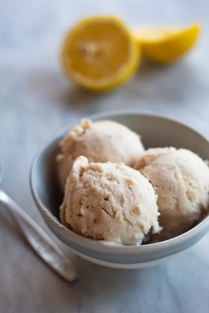 helado de limón servido en un bowl