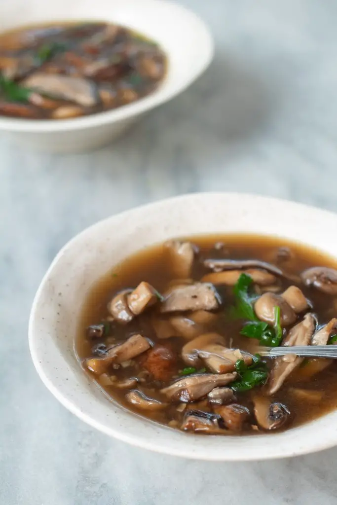 Caldo de hongos en un bowl