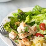 Plato con pechugas de pollo cortadas en cubos cocinadas y ensalada verde