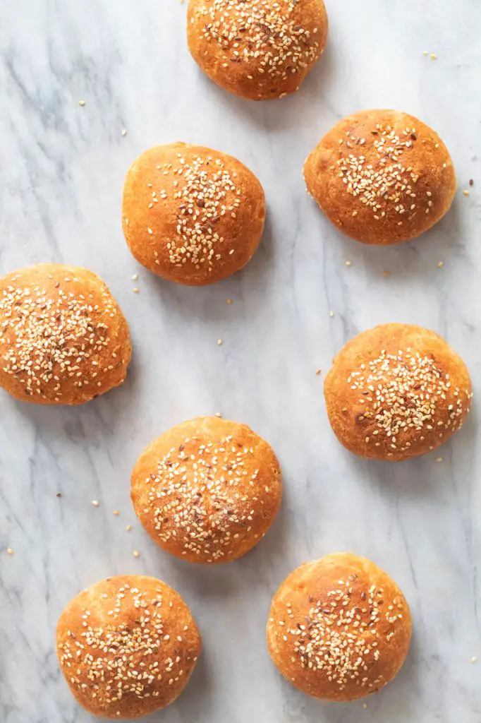 bollitos de pan keto sobre una tabla de marmol