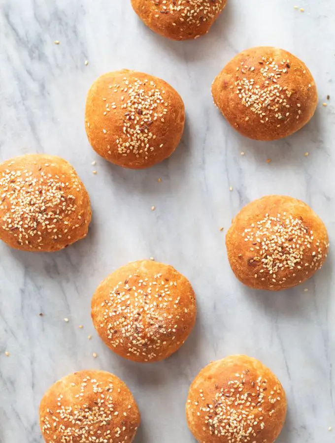 bollitos de pan keto sobre una tabla de marmol