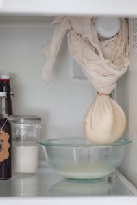 Yogurt colandose en una manta de cielo dentro del refrigerador