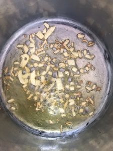 ajo cocinandose en una olla