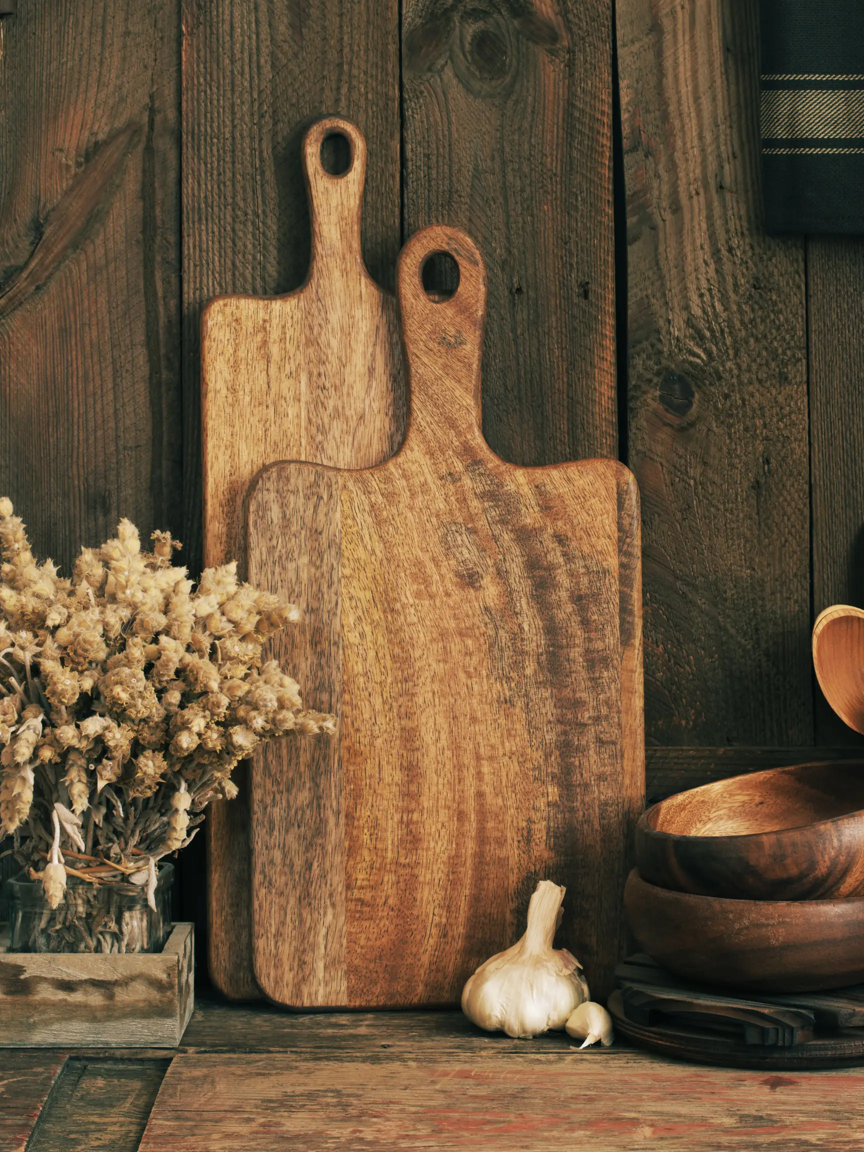 tablas de cocina y platos de madera