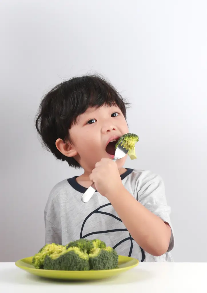 Niño comiendo brócoli