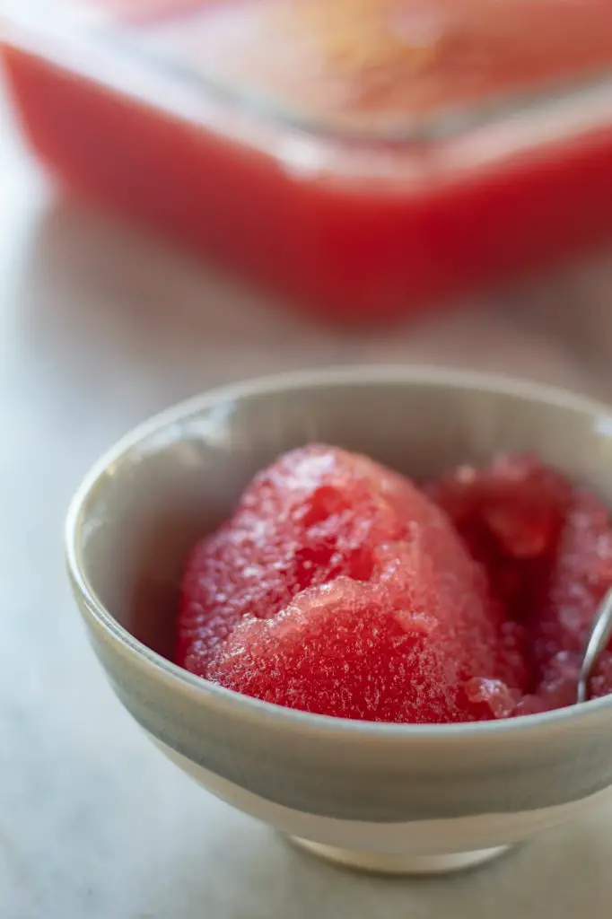 gelatina de sandia con limón servida en un recipiente hondo