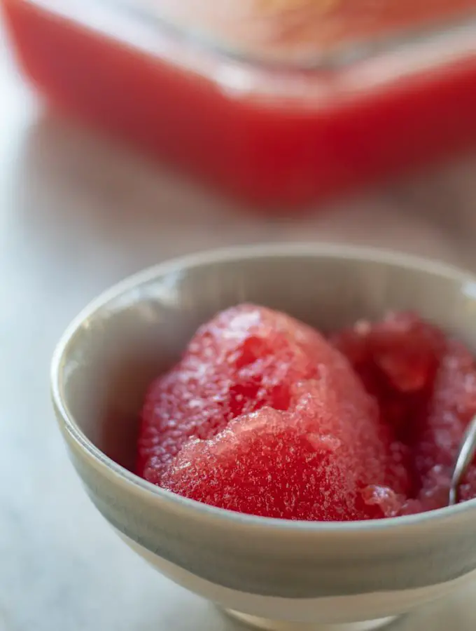 gelatina de sandia con limón servida en un recipiente hondo