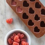 molde con gomitas de fresa y un recipiente hondo con varias gomitas