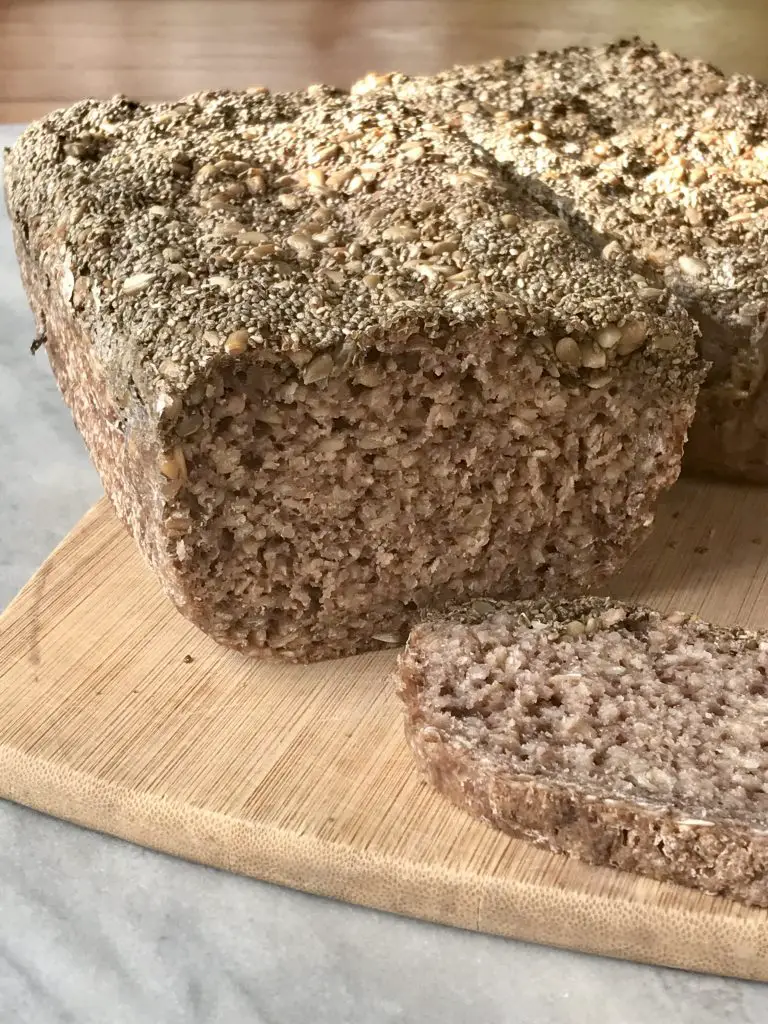 pan de avena en una tabla con una rebanada cortada