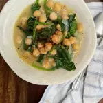 Garbanzos con espinacas servidos en un plato hondo