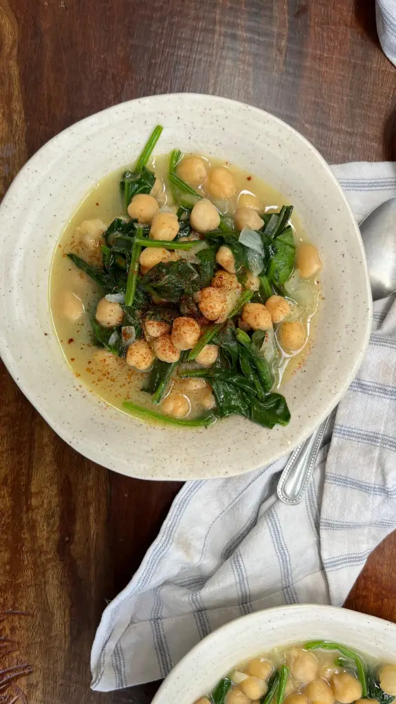 Garbanzos con espinacas servidos en un plato hondo