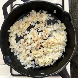 cebollas cocinandoce en una sartén de hierro