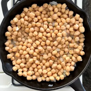 garbanzos en una sartén de hierro