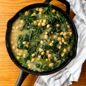 Garbanzos con espinacas en una sartén de hierro