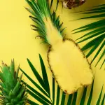 una piña cortada por la mitad