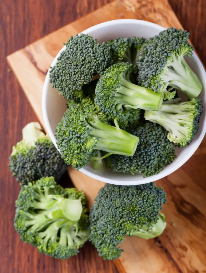 Brocoli cortado en un bowl